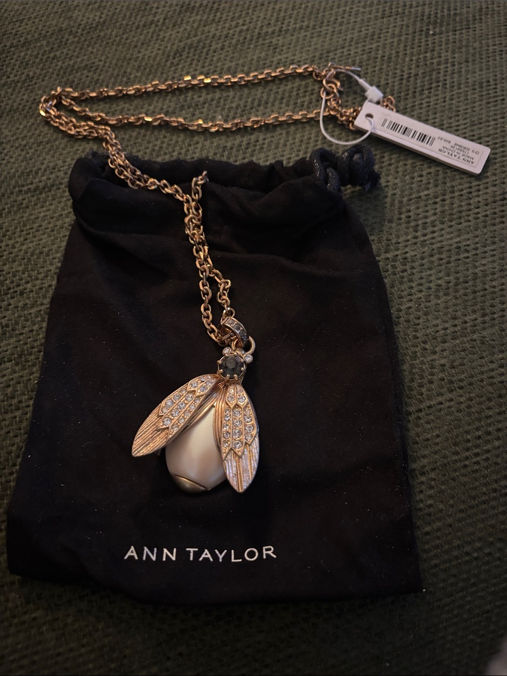 Ann Taylor Gold-Tone Bee Pendant Necklace with Pearlized  Body Vintage. NWT